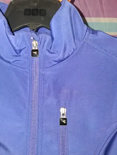 Chaqueta morada  con cierre - miniatura 2
