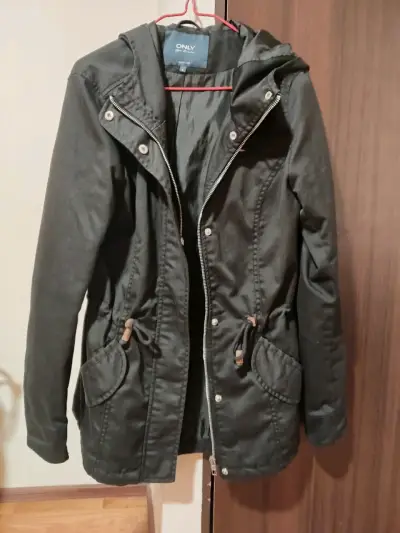 Chaqueta negra con capucha - miniatura 1