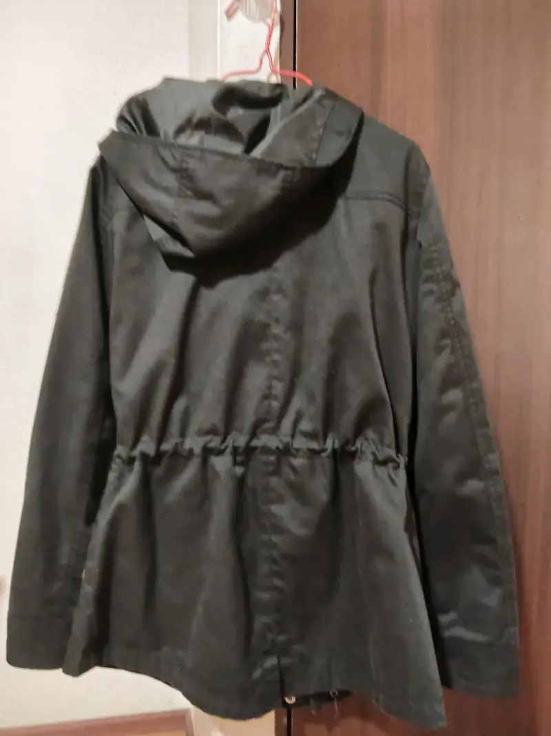 Chaqueta negra con capucha - 2