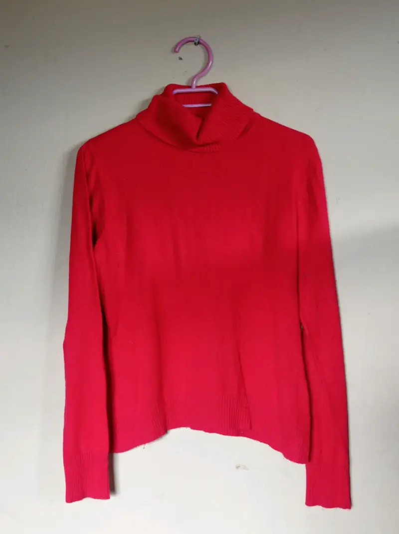 Suéter rojo cuello alto