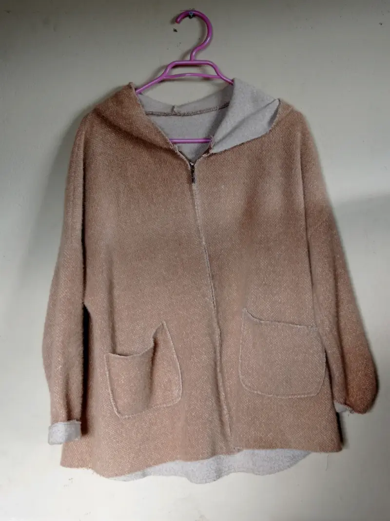 Abrigo beige con capucha