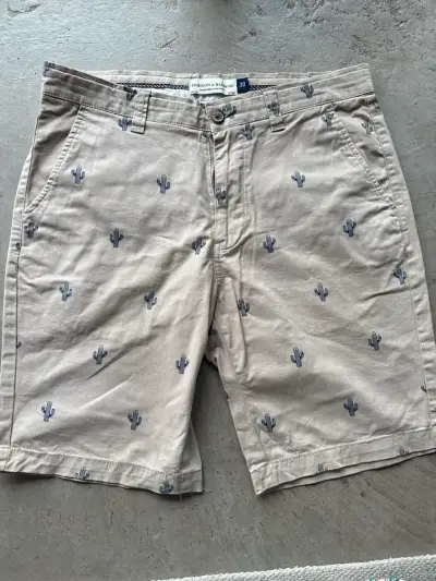 Shorts beige con estampado de cactus - miniatura 1