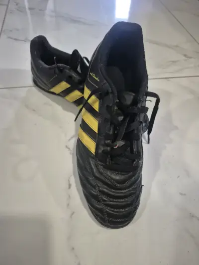 Zapatos deportivos negros con rayas amarillas - miniatura 1