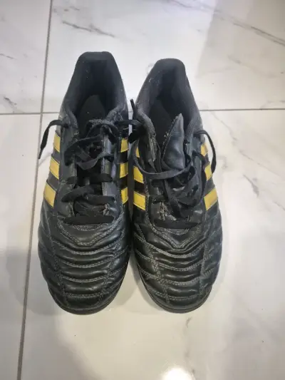 Zapatos deportivos negros con rayas amarillas - miniatura 2