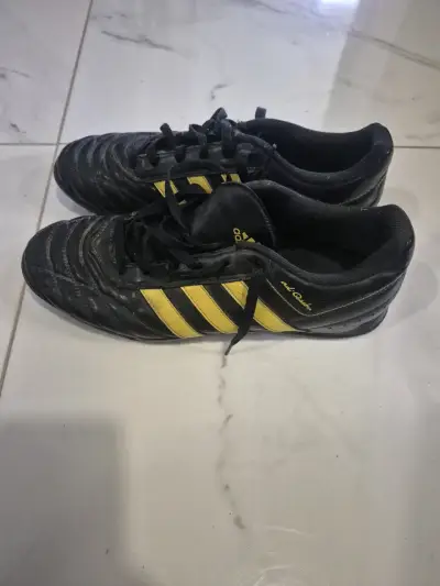 Zapatos deportivos negros con rayas amarillas - miniatura 3