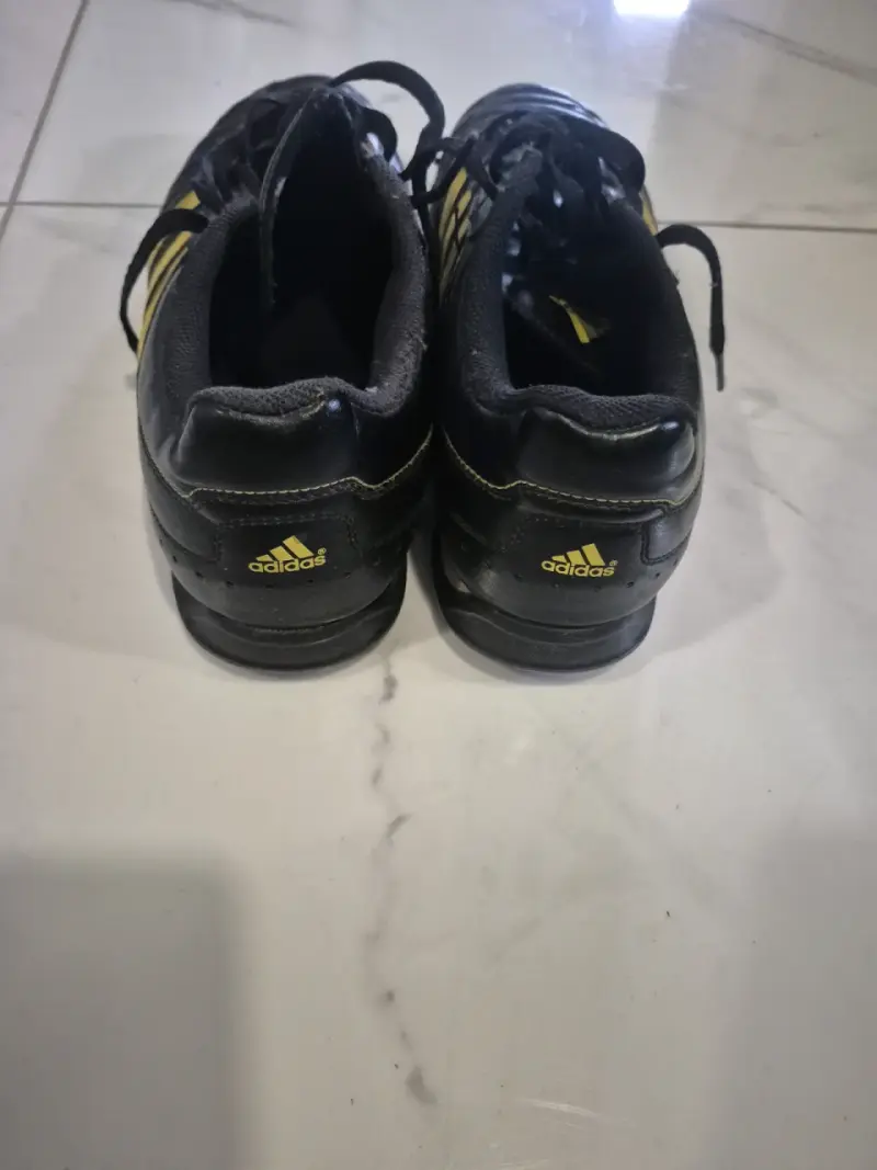 Zapatos deportivos negros con rayas amarillas - 4