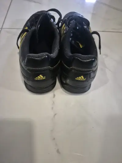 Zapatos deportivos negros con rayas amarillas - miniatura 4