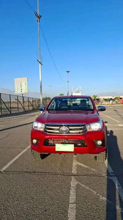 Toyota Hilux "SR" 2019  (4x4) - miniatura 1