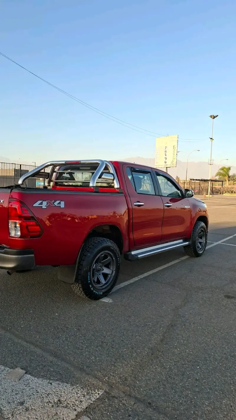 Toyota Hilux "SR" 2019 (4x4) - 4