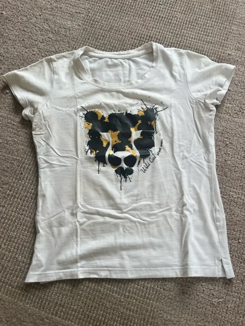 Polera blanca con diseño felino
