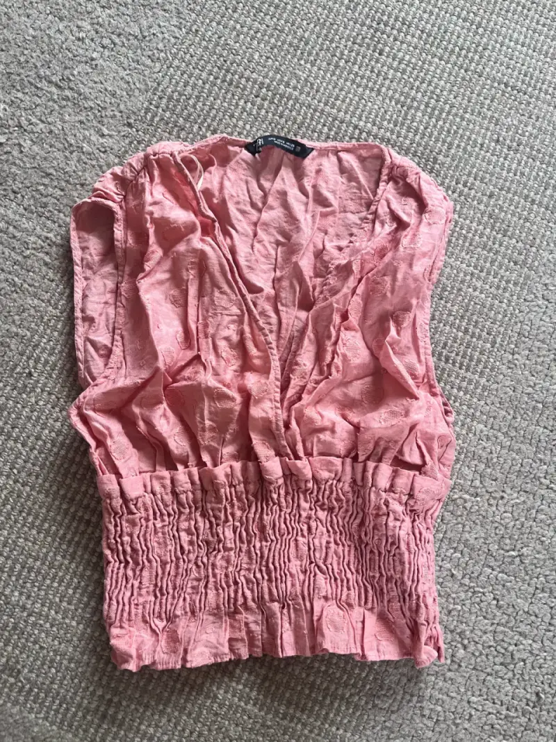 Blusa rosada con detalles