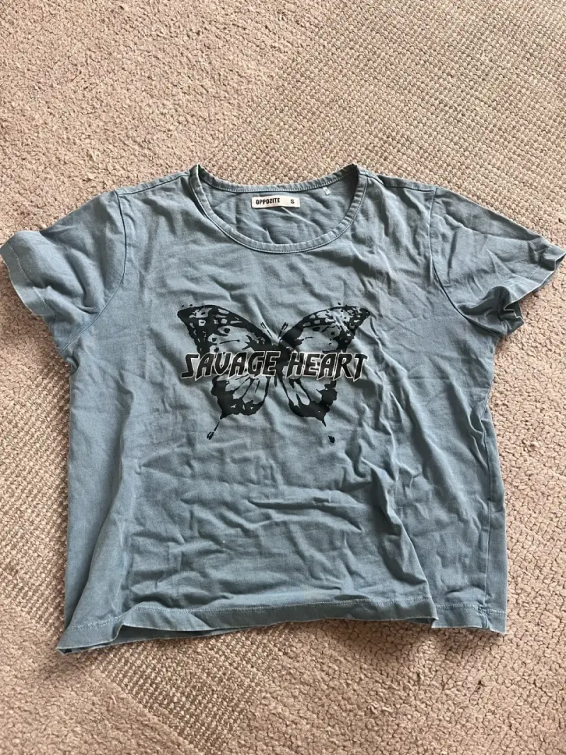 Polera azul gráfica