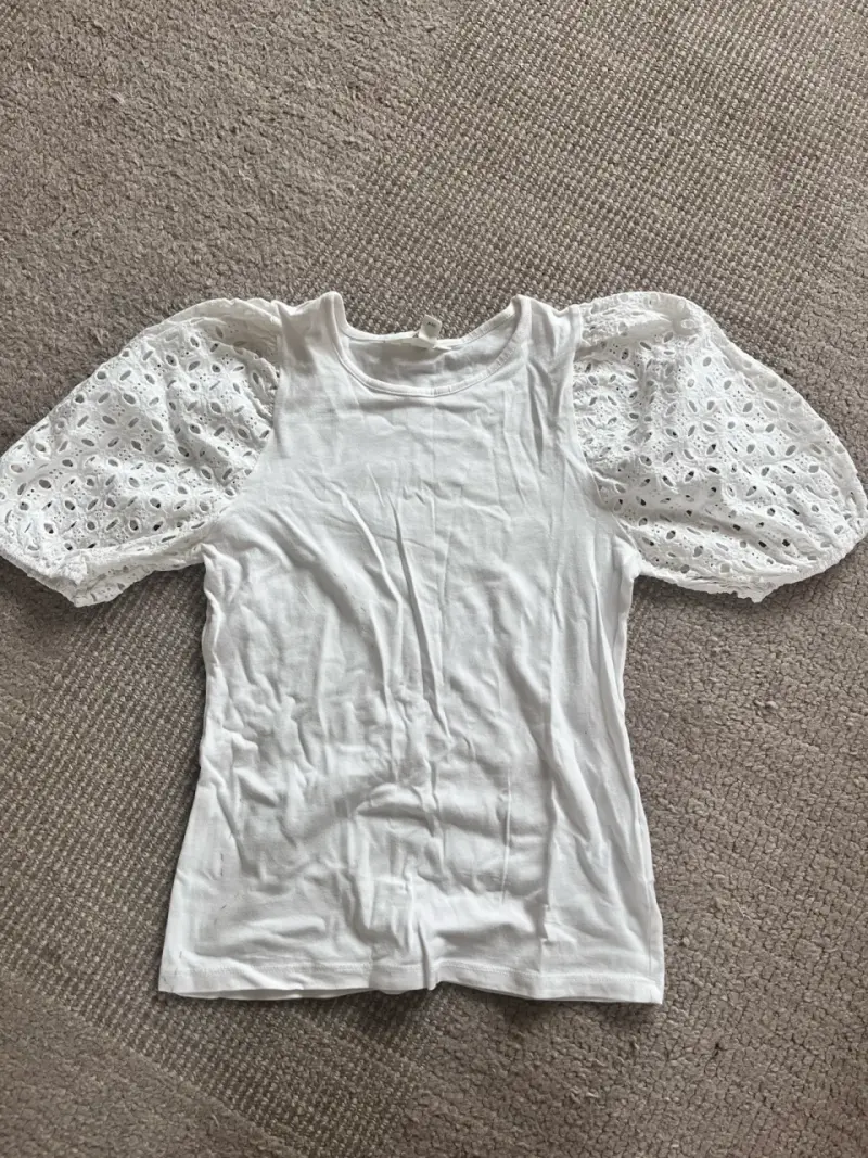 Polera blanca con mangas encaje