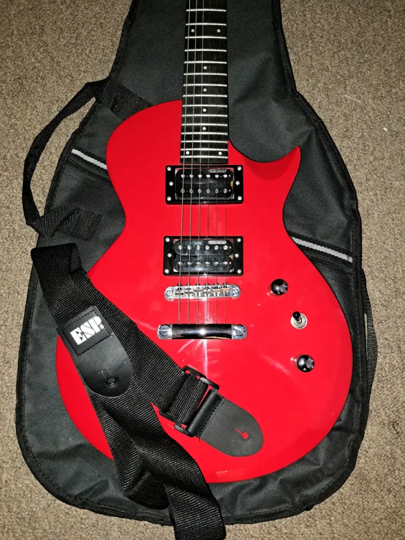 Guitarra Eléctrica ESP LTD + Amplificador + Pedal - 1