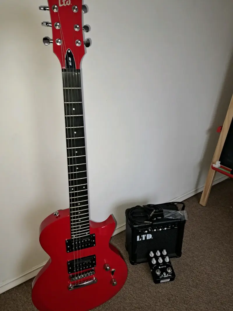 Guitarra Eléctrica ESP LTD + Amplificador + Pedal - 3