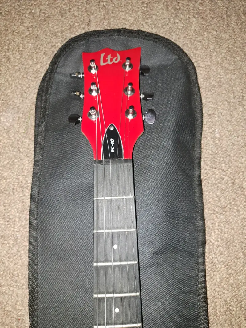 Guitarra Eléctrica ESP LTD + Amplificador + Pedal - 5