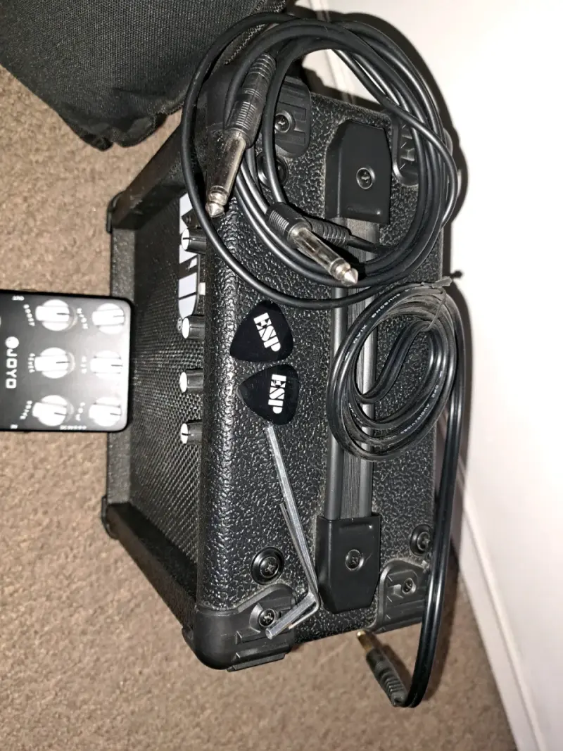 Guitarra Eléctrica ESP LTD + Amplificador + Pedal - 6