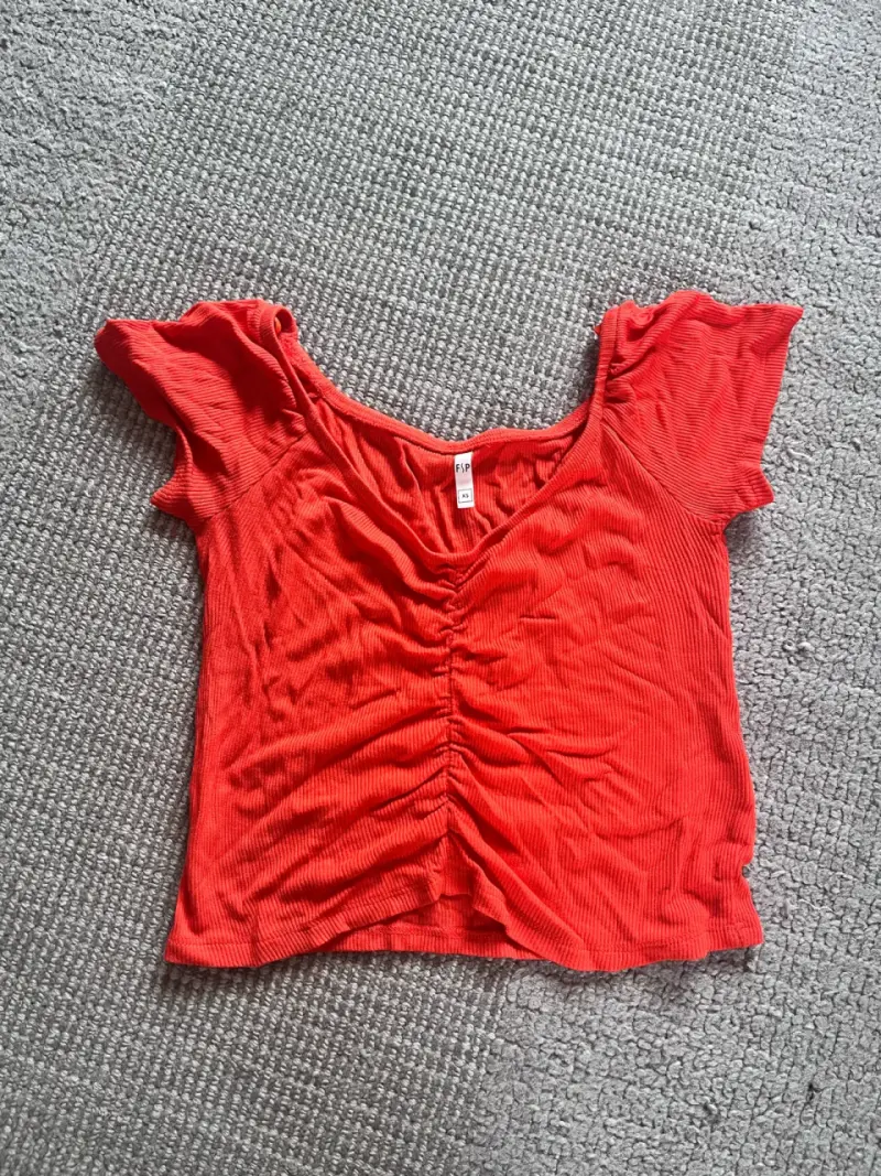 Polera roja ajustada