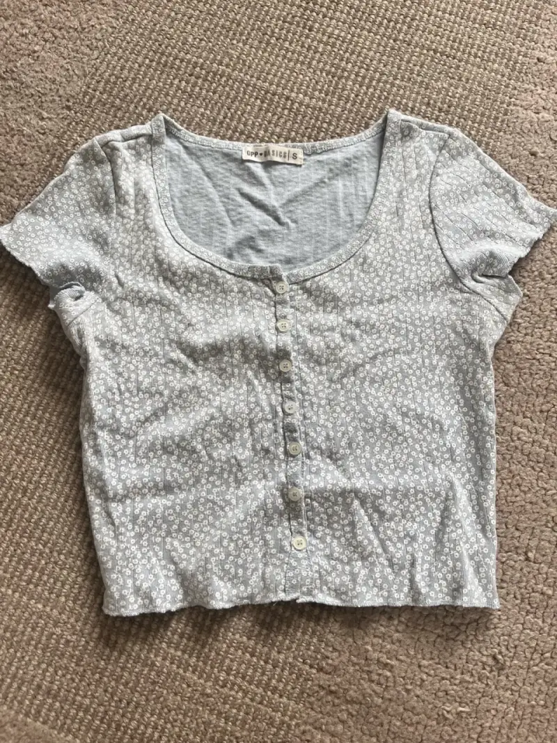 Polera gris con botones