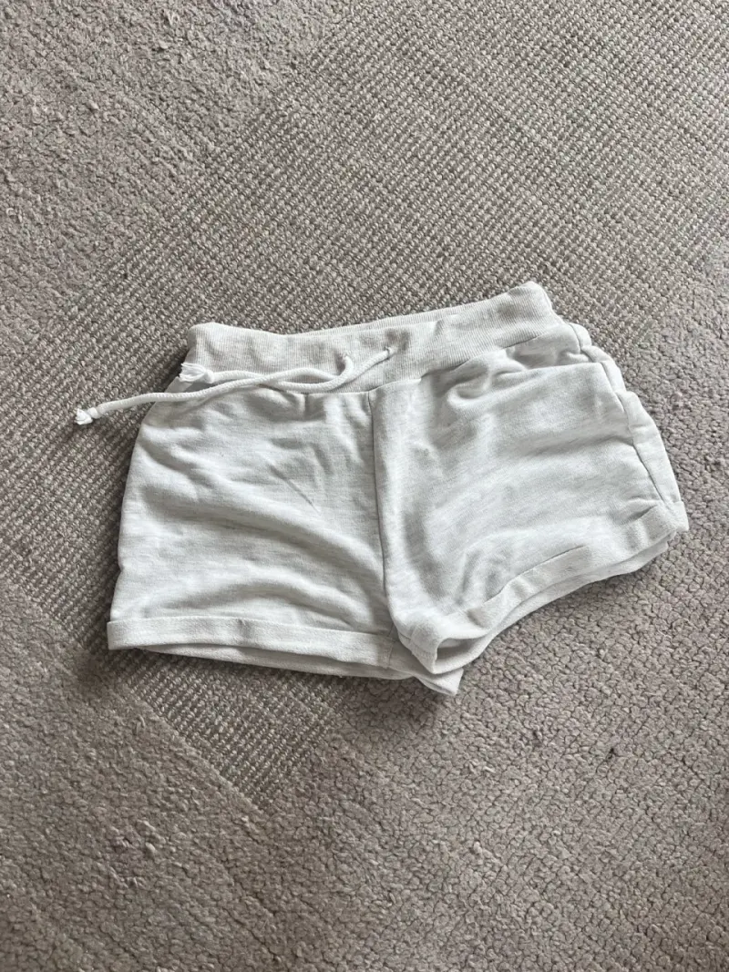 Shorts grises deportivos