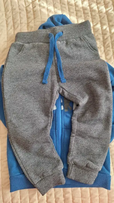 Conjunto poleron azul + buzo gris para bebe - miniatura 3