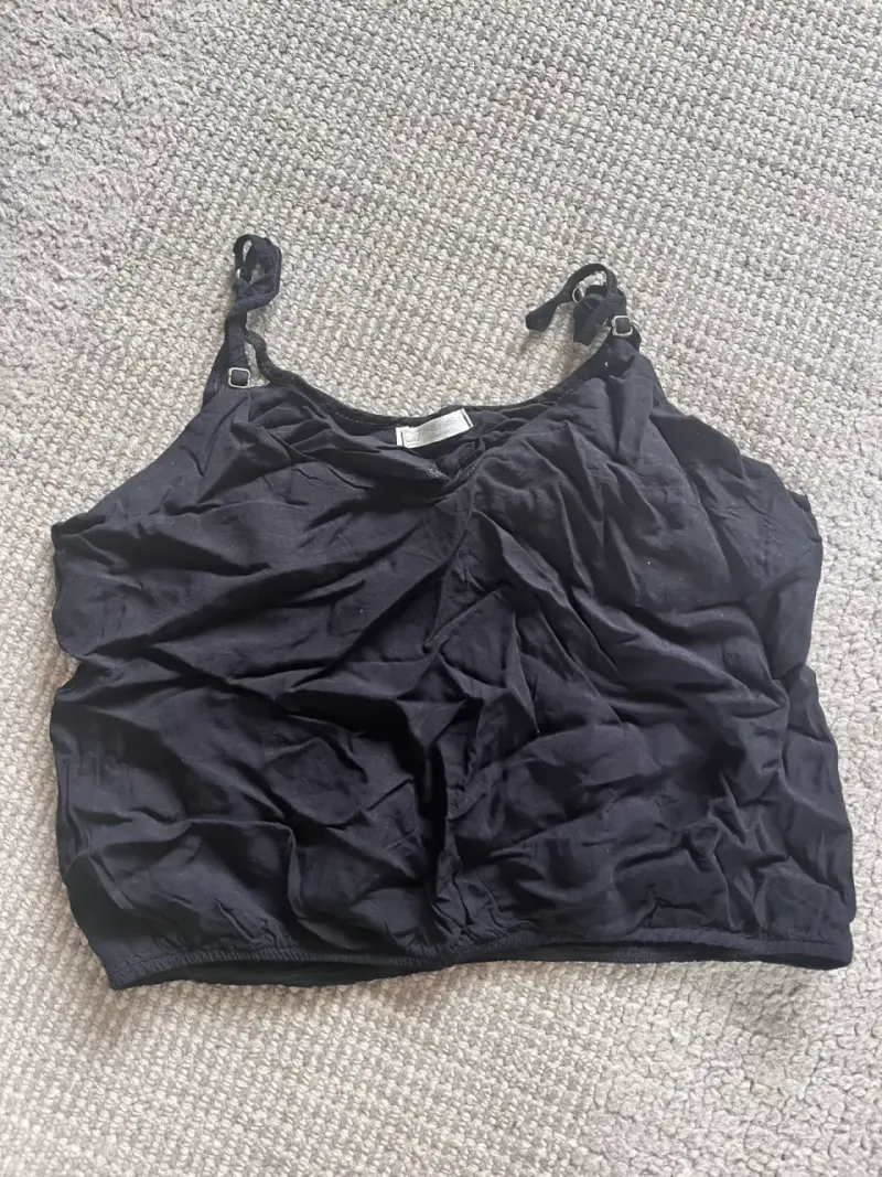 Polera negra de tirantes ajustables