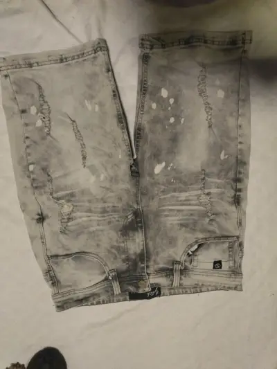 Jeans chort gris estilo desgastado - miniatura 1