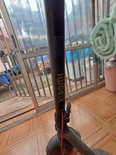 Scooter eléctrico con pantalla LED - miniatura 2