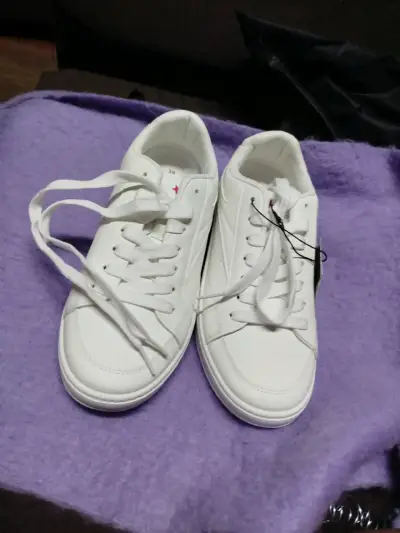Zapatillas blancas nuevas - miniatura 4