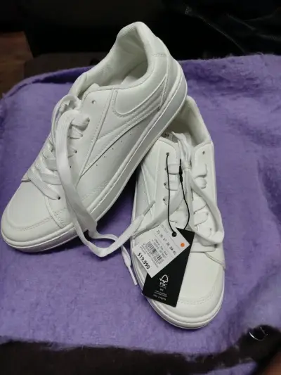 Zapatillas blancas nuevas - miniatura 7
