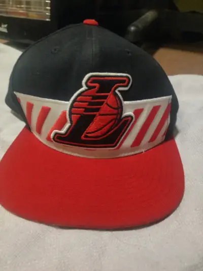 Gorra negra y roja con logo - miniatura 1