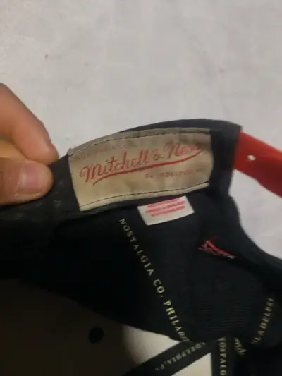 Gorra negra y roja con logo - miniatura 2