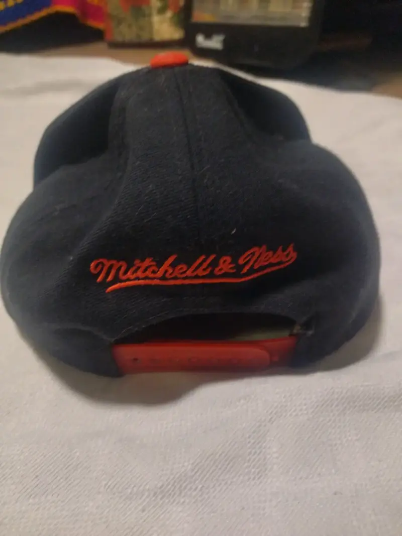 Gorra negra y roja con logo - 3