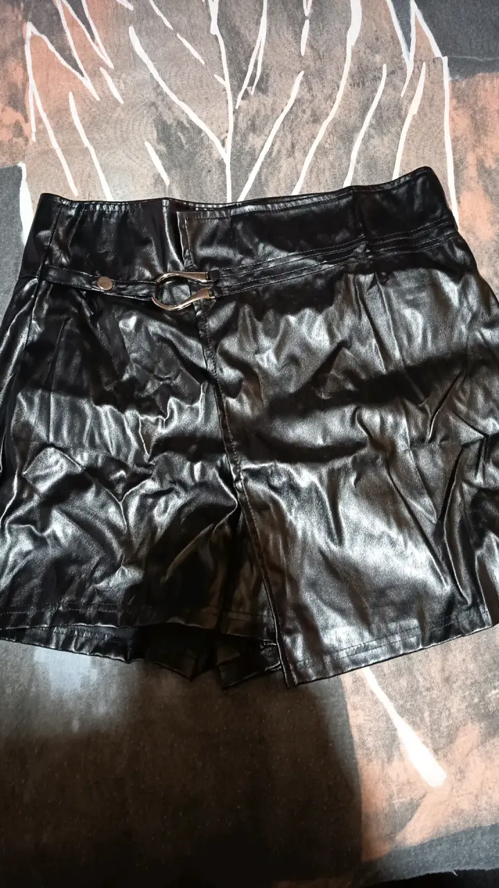Falda negra de cuero sintético