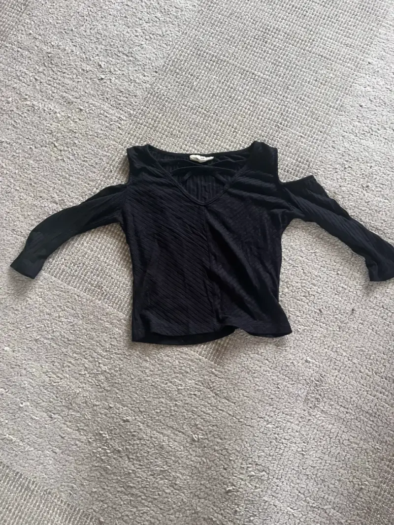 Blusa negra con hombros descubiertos