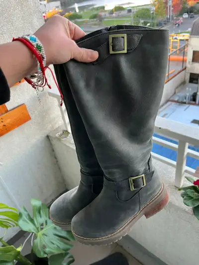 Botas negras de cuero con hebilla - miniatura 1