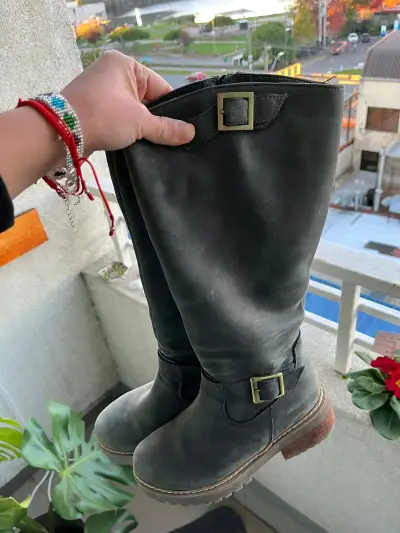 Botas negras de cuero con hebilla - miniatura 2