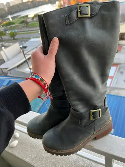 Botas negras de cuero con hebilla - miniatura 4