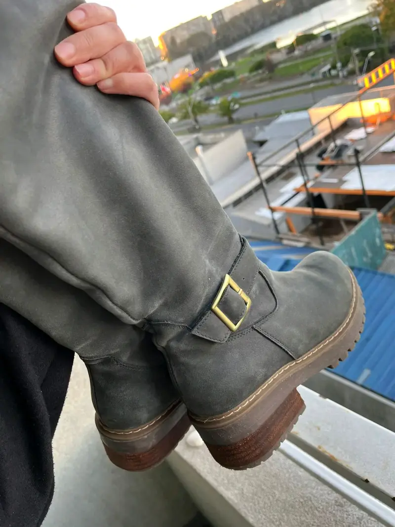 Botas negras de cuero con hebilla - 5