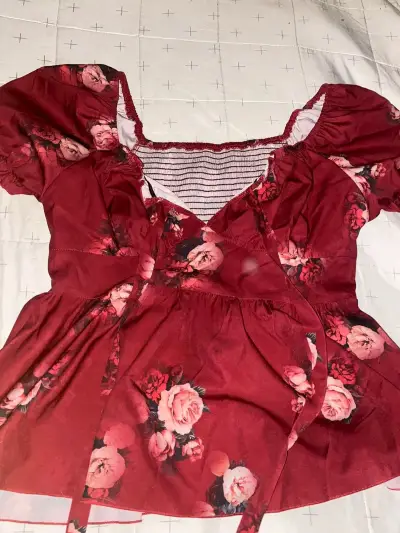 Blusa roja con flores - miniatura 1