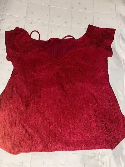 Blusa roja con flores - miniatura 2