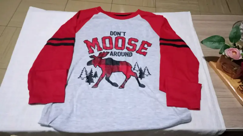 Polera infantil roja con estampado - 1