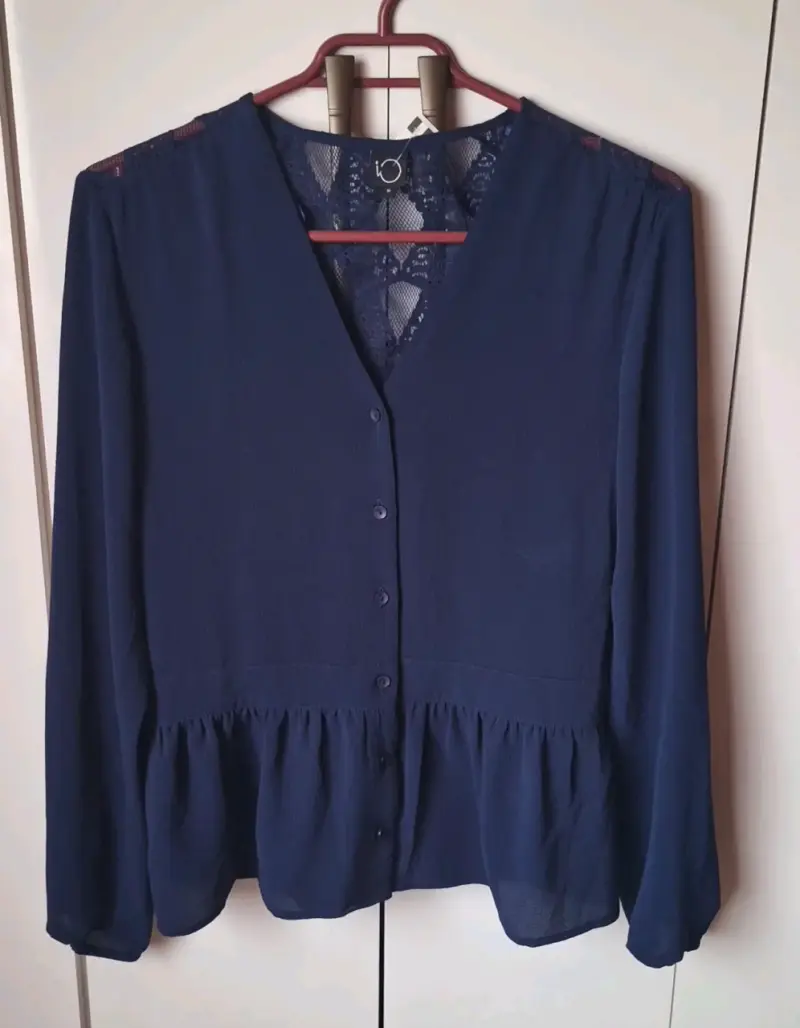 Blusa azul con encaje