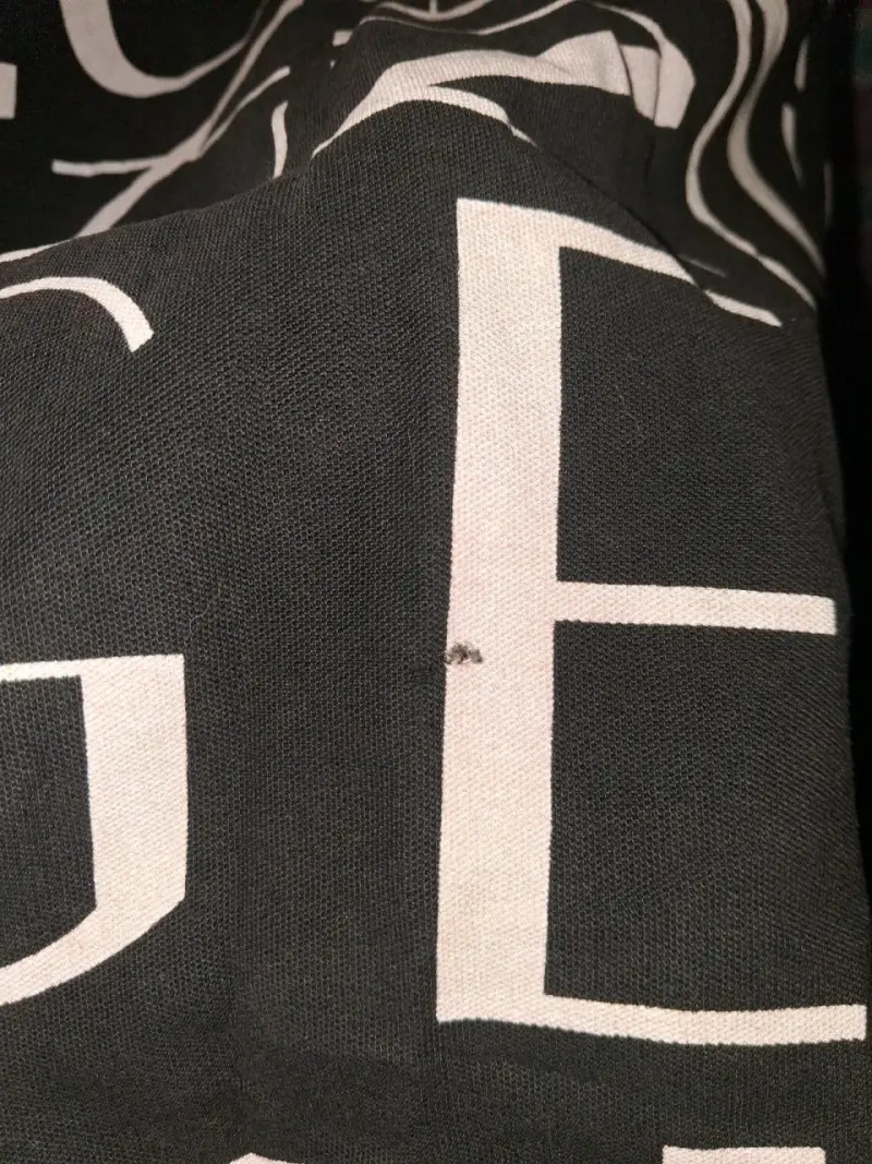 Polera negra con letras blancas armani - 3