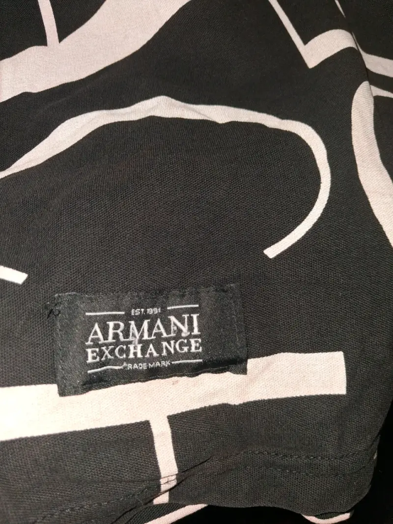 Polera negra con letras blancas armani - 4