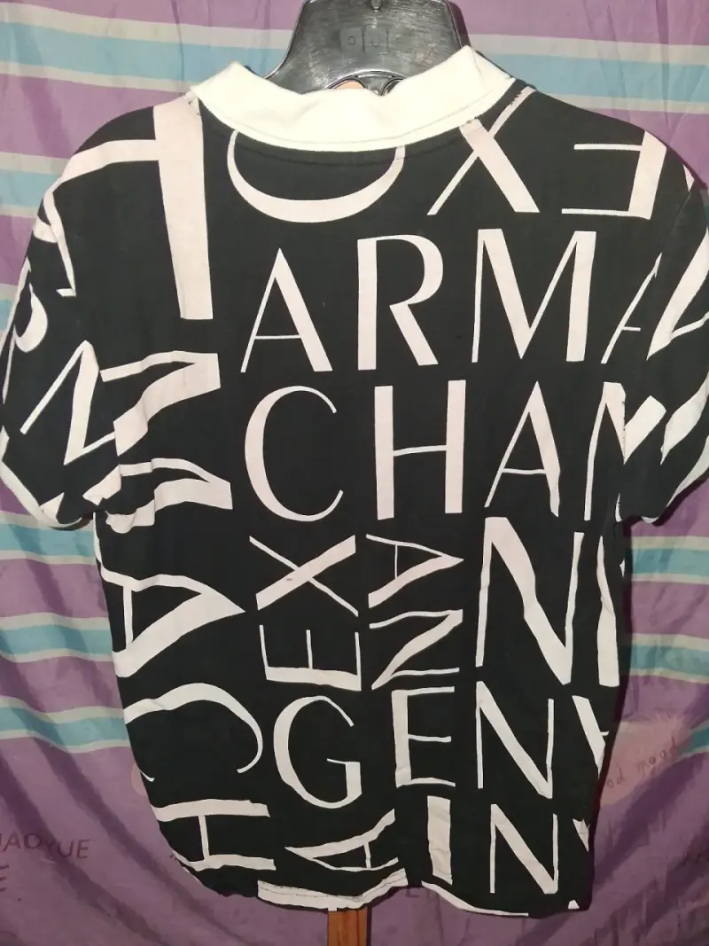 Polera negra con letras blancas armani - 5