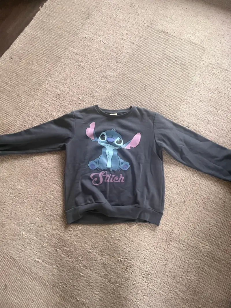 Polerón gris Stitch