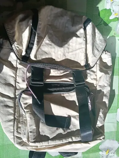 Mochila beige con bolsillos - miniatura 1