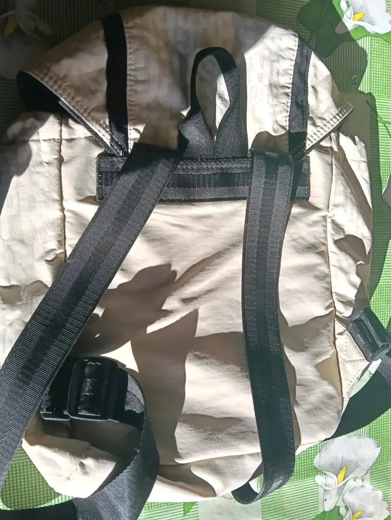 Mochila beige con bolsillos - 2