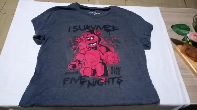Polera gris Five Nights at Freddy's